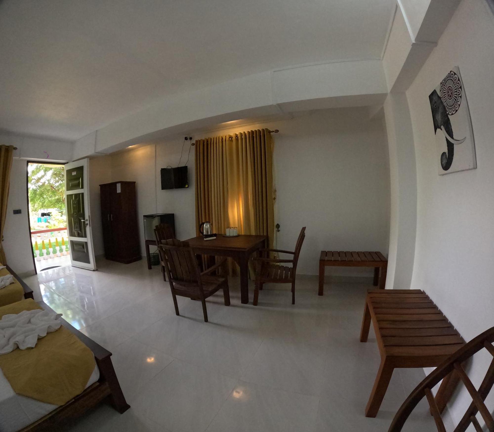 Spice Village Hotel & Restaurant 哈伯勒内 外观 照片