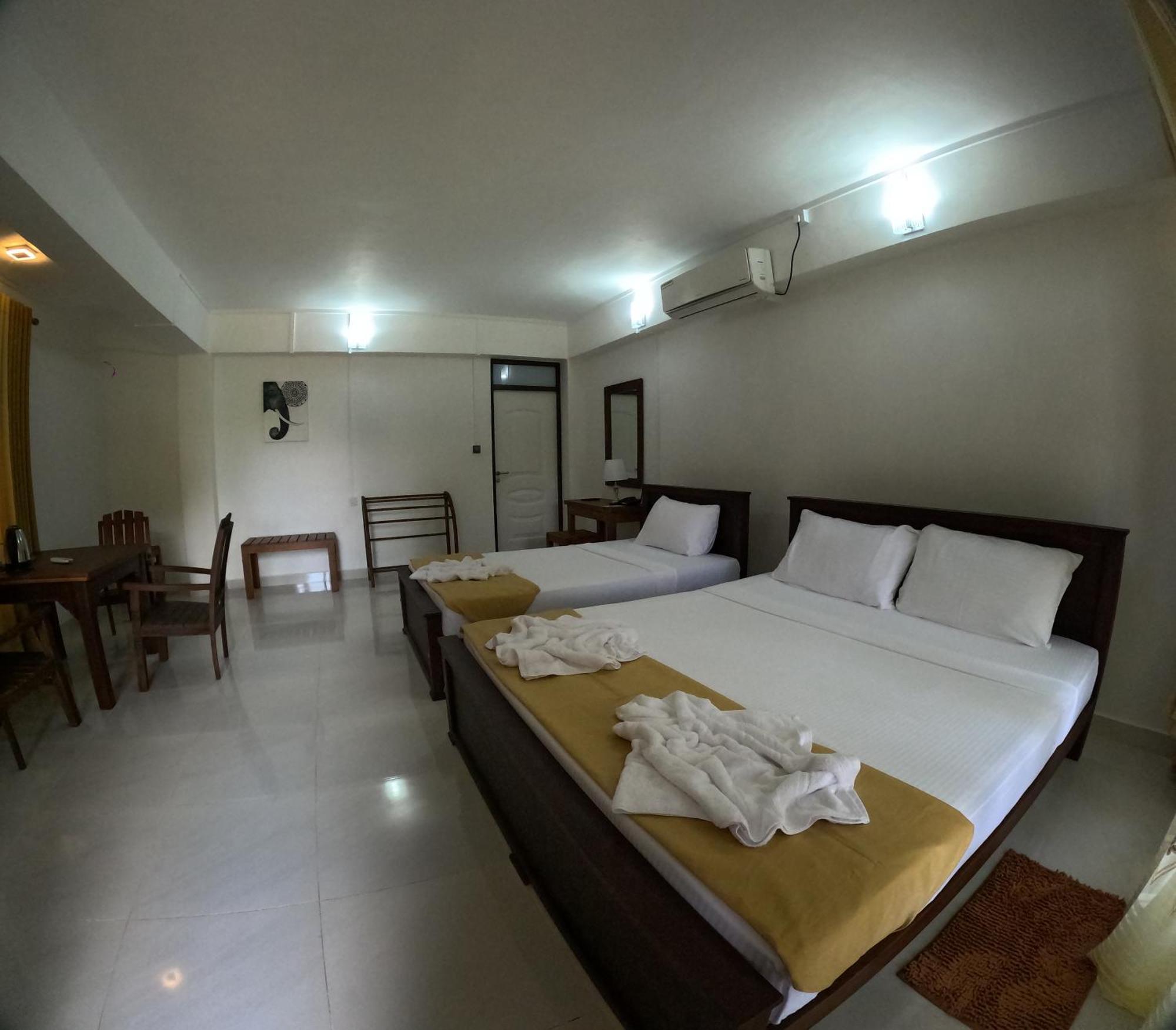 Spice Village Hotel & Restaurant 哈伯勒内 外观 照片